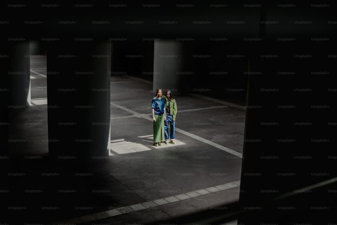 韩国女演员穿鞋踩机场椅子引热议 公众人物行为惹争议
